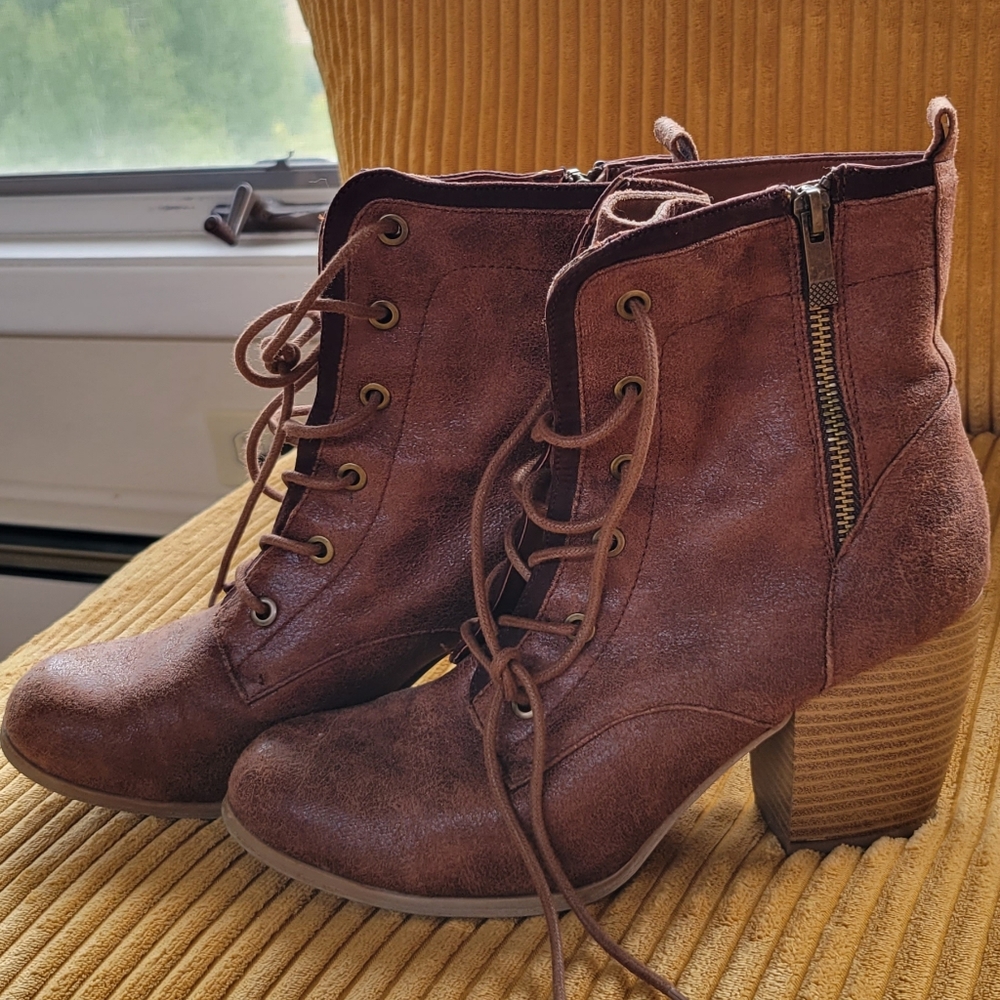 Small heel bootie, brown 9.5